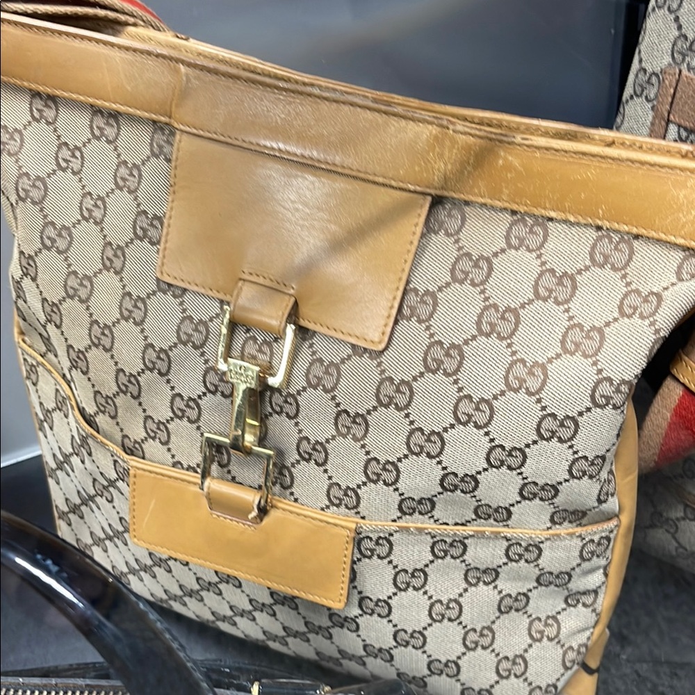 🔥SOLD!!!🔥Gucci Tan and Brown Shoulder Bag/ Crossbody adjustable strap